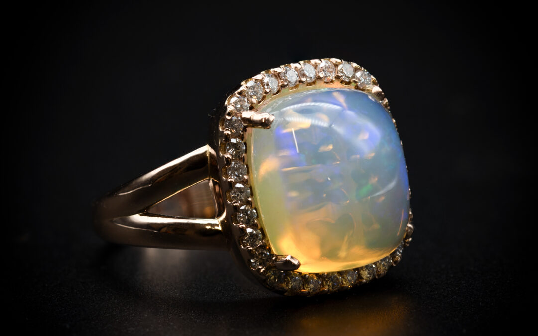 Anello in oro con Opale e Diamanti