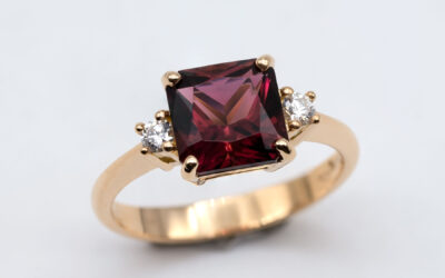 Anello in oro 750/1000 con Tormalina Rubellite e Diamanti